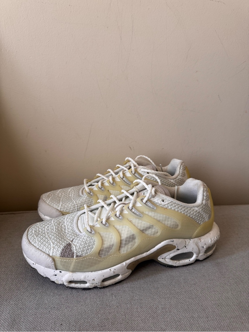 Nike Men White/Beige Mesh Low Top Lace-Up Sneaker Rubber Sole DN4590-101 size 9